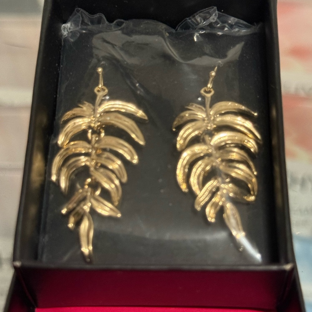 Elegant Goldtone Palm Leaf Drop Earrings - Picture 5 of 6